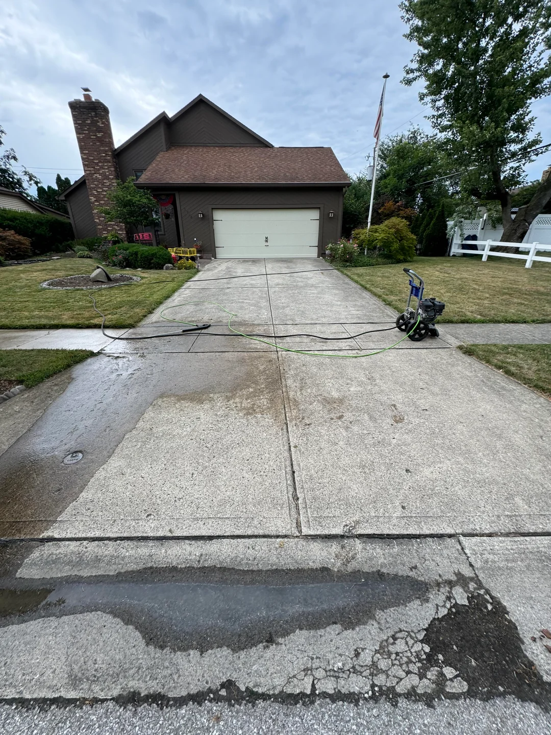 Dirty siding with mildew before pressure washing